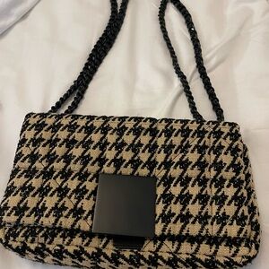 Elegant Houndstooth Shoulder Bag in Black and Cream